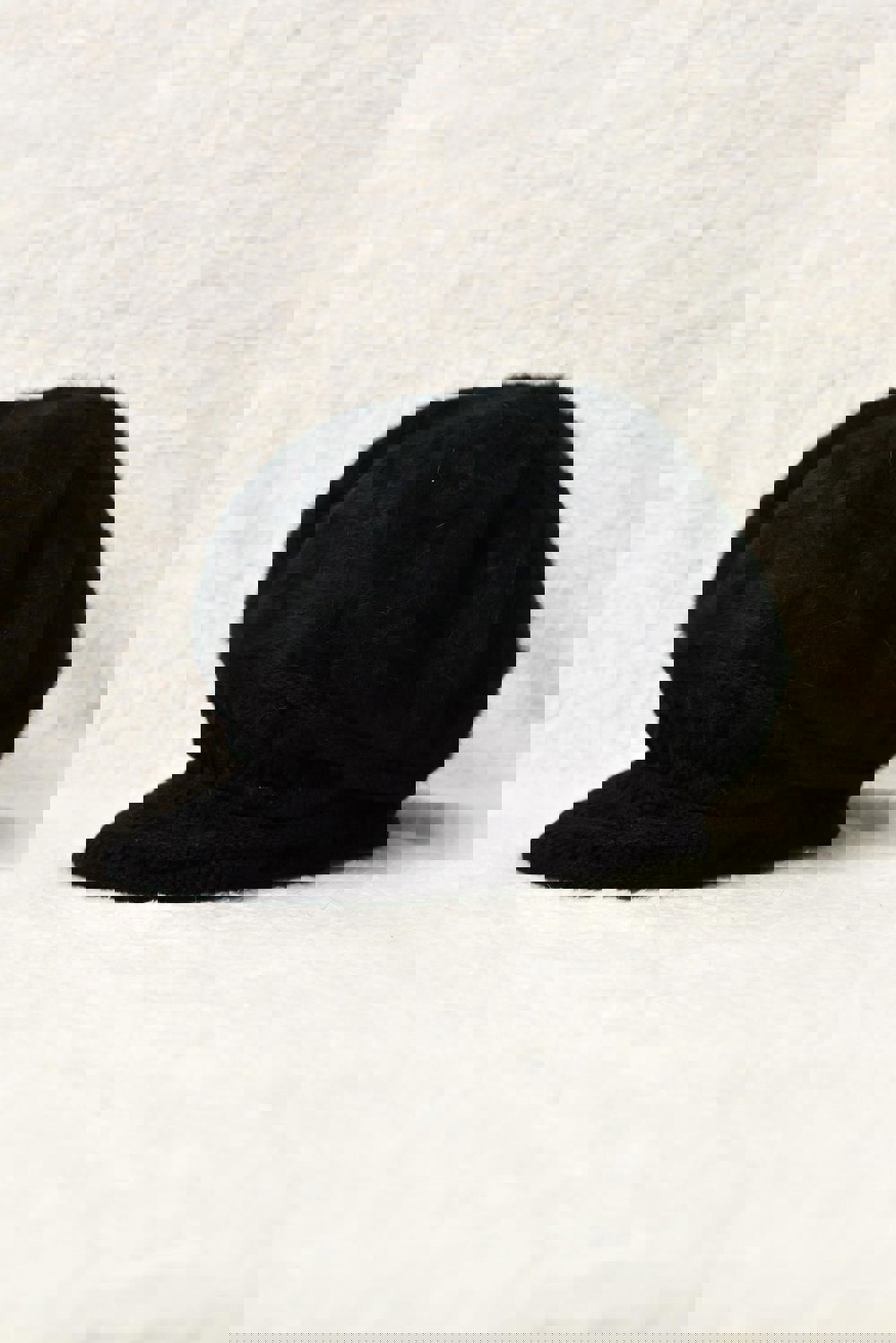 Γυναικείο πλεκτό καπέλο με γείσο Μαύρο 22711 φωτογραφία