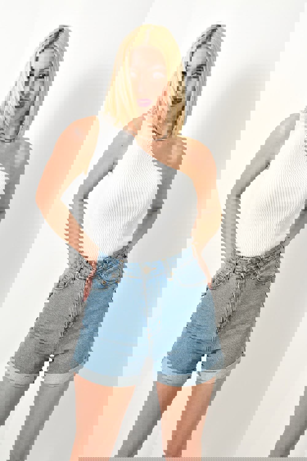 Γυναικείο τοπ με έναν ώμο και κουμπιά Λευκό 23459 φωτογραφία