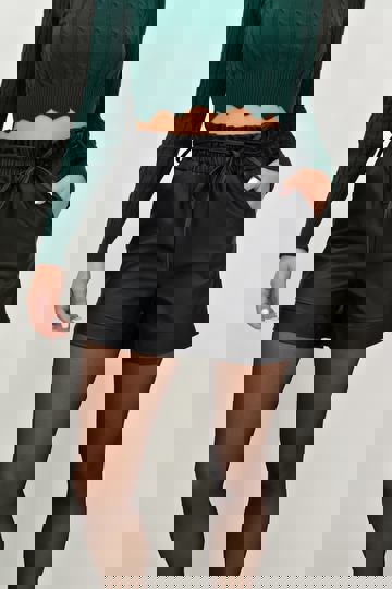  - Γυναικείο δερμάτινο σορτς με σούρα και ζώνη