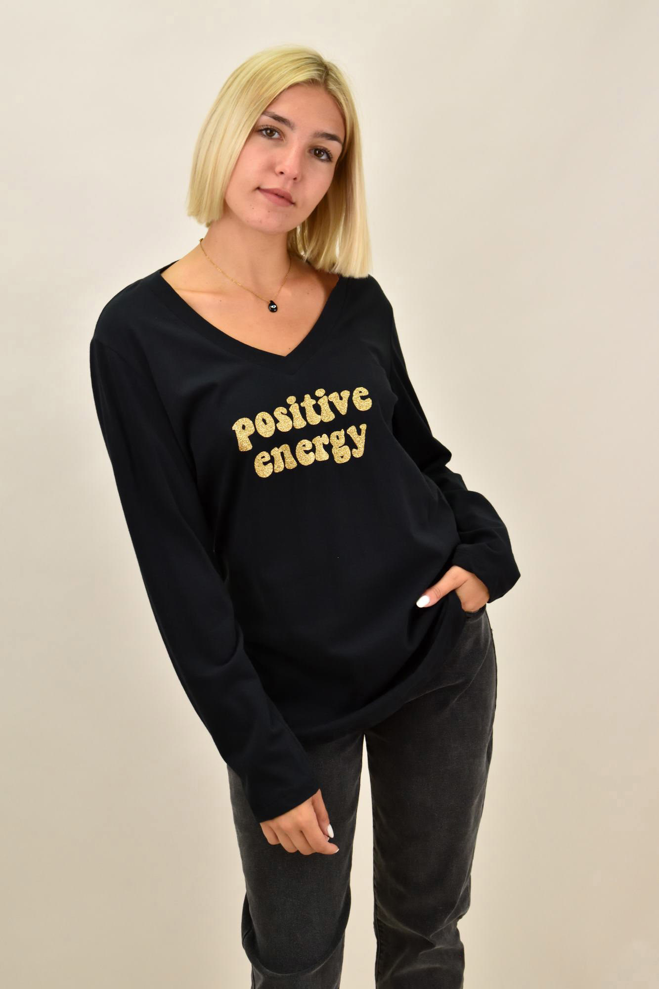 Βαμβακερή μακρυμάνικη μπλούζα με τύπωμα POSITIVE ENERGY Μαύρο 18175