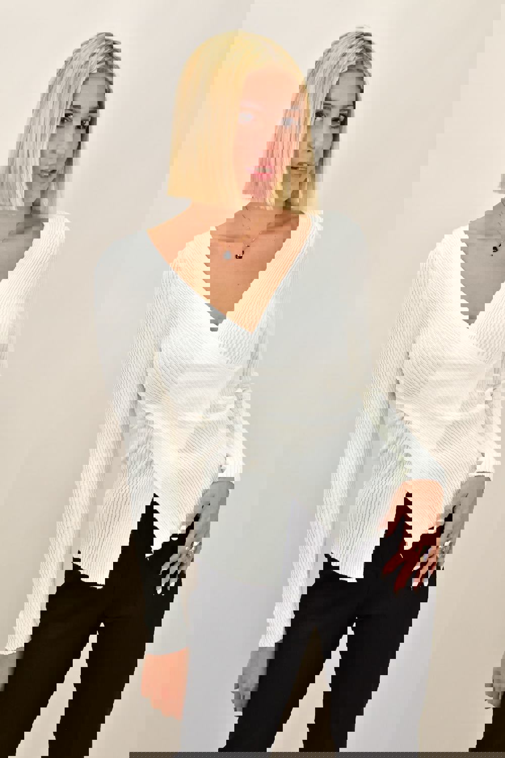 Γυναικείο κρουαζέ με άνοιγμα Εκρού 9065 φωτογραφία