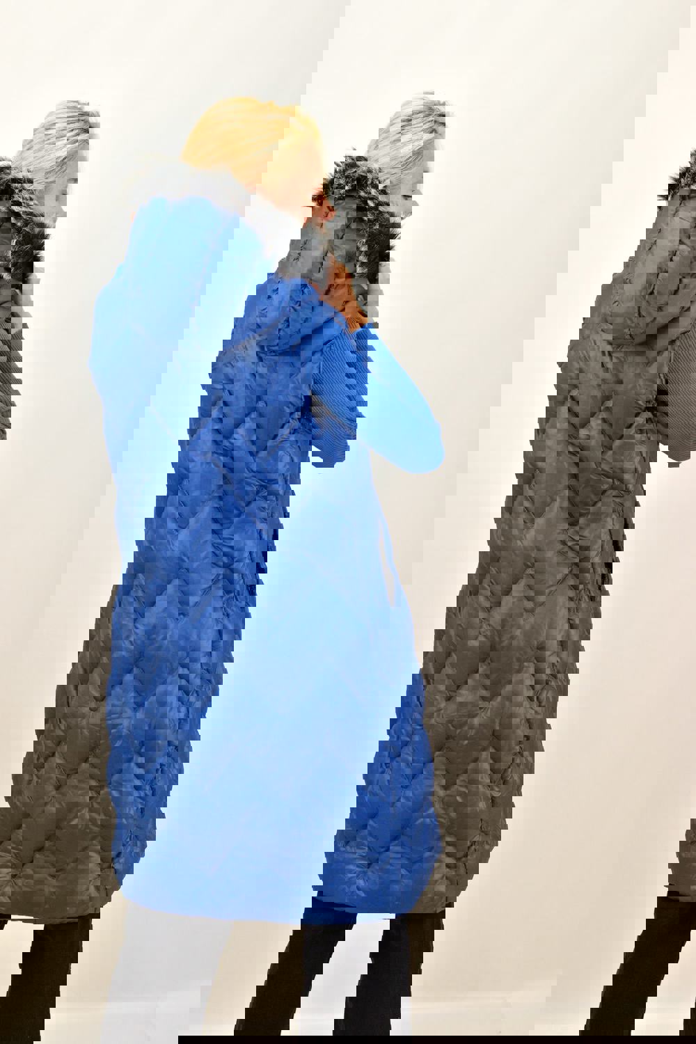 Γυναικείο μπουφάν αμάνικο με γούνα στην κουκούλα Μπλε Ρουά 12906 φωτογραφία