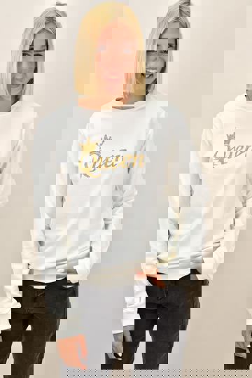 Μπλούζα φούτερ με χρυσά γράμματα Queen σε λευκό