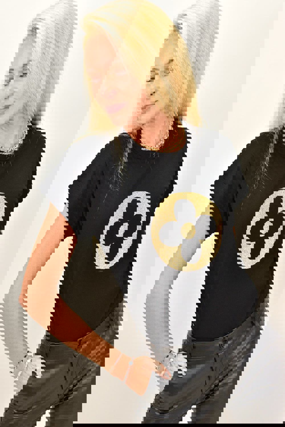 Γυναικείο T-shirt με χρυσό τύπωμα λουλούδι Μαύρο 13289 φωτογραφία