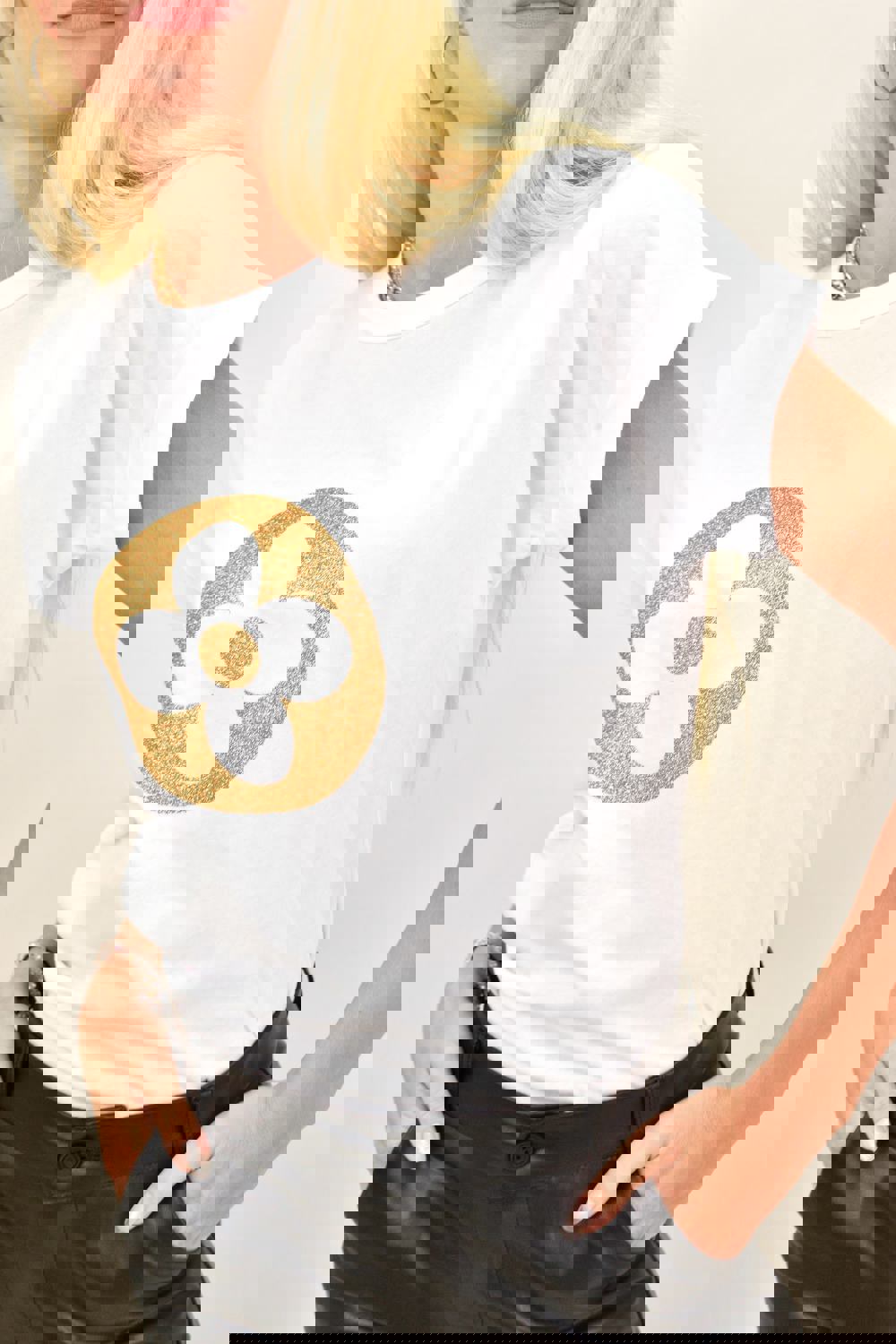 Γυναικείο T-shirt με χρυσό τύπωμα λουλούδι Λευκό 13000 φωτογραφία