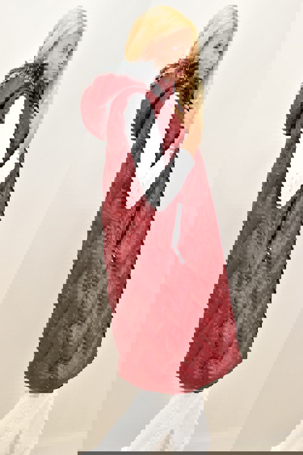 Γυναικείο μπουφάν αμάνικο με γούνα στην κουκούλα Μπορντώ 12786 φωτογραφία