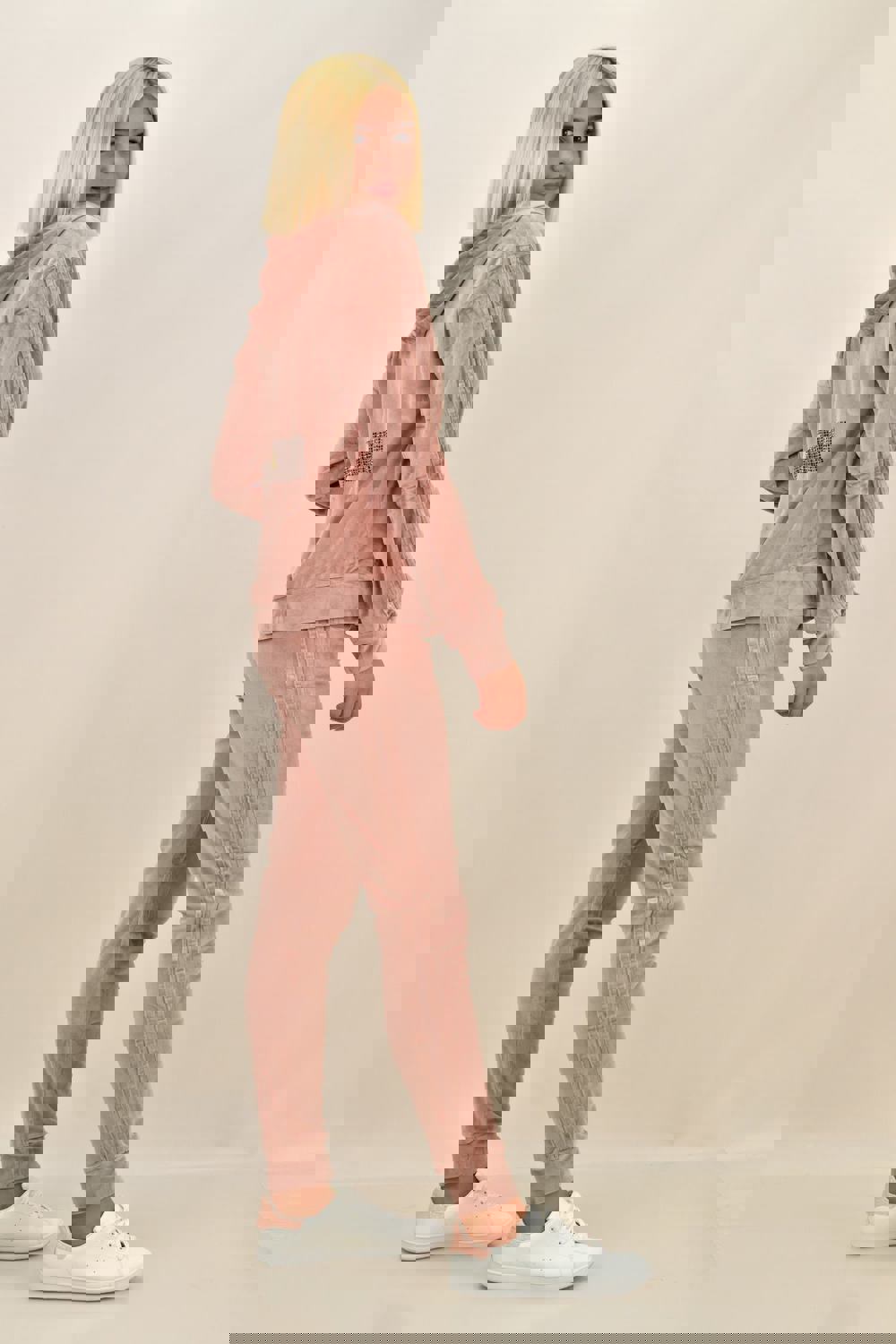 Γυναικείο σετ βελουτέ φόρμα με τύπωμα LOVE Απαλό Ροζ 17820 φωτογραφία