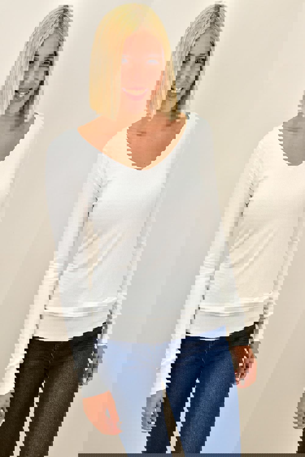 Πλεκτή μπλούζα ζέρσεϊ με V λαιμόκοψη Λευκό 17749 φωτογραφία