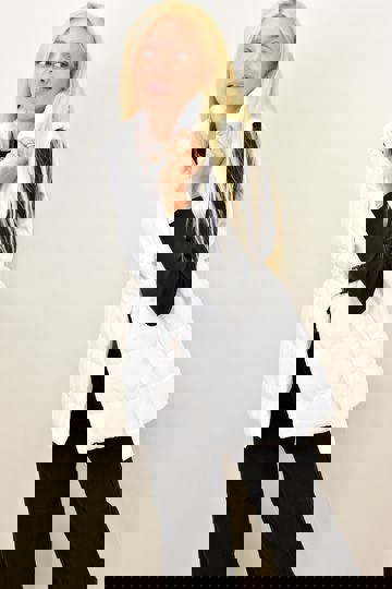  - Γυναικείο αμάνικο μπουφάν με ζώνη σε λευκό