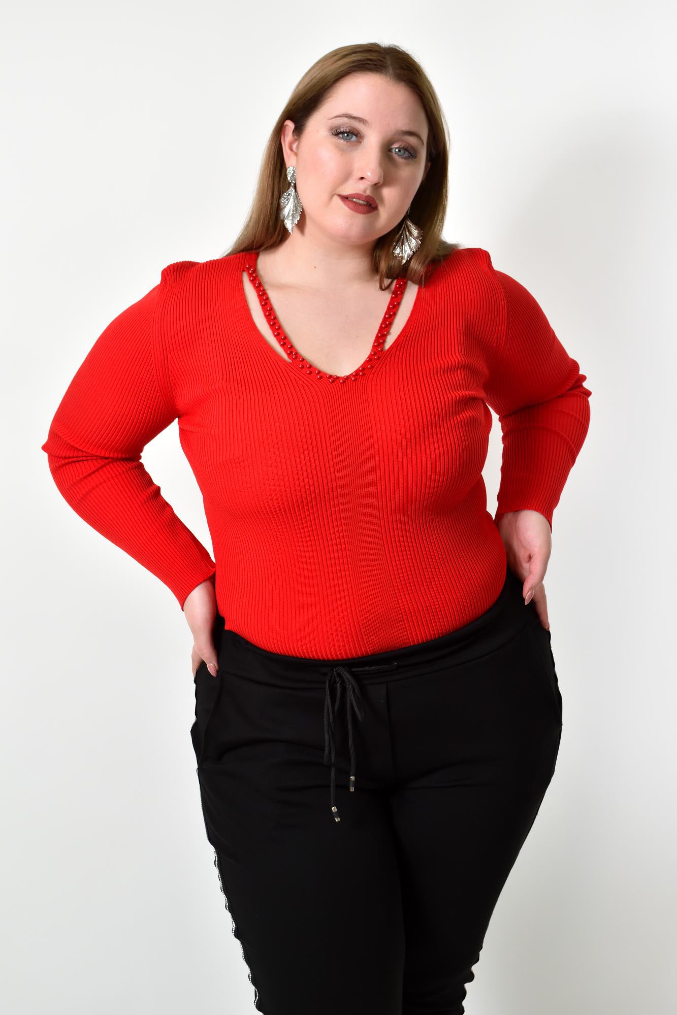 Γυναικείο Plus τοπ με άνοιγμα στο μπούστο και πέρλες Κόκκινο 21916