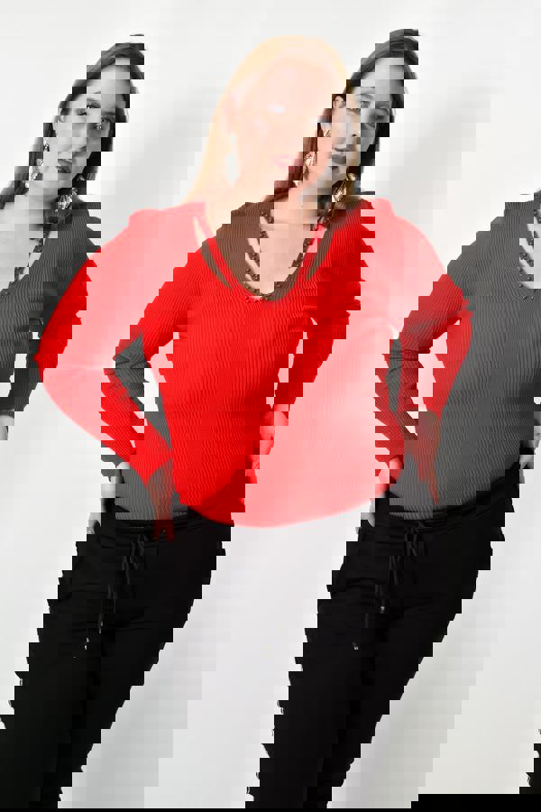  - Γυναικείο τοπ με άνοιγμα στο μπούστο και πέρλες σε μεγάλο μέγεθος κόκκινο