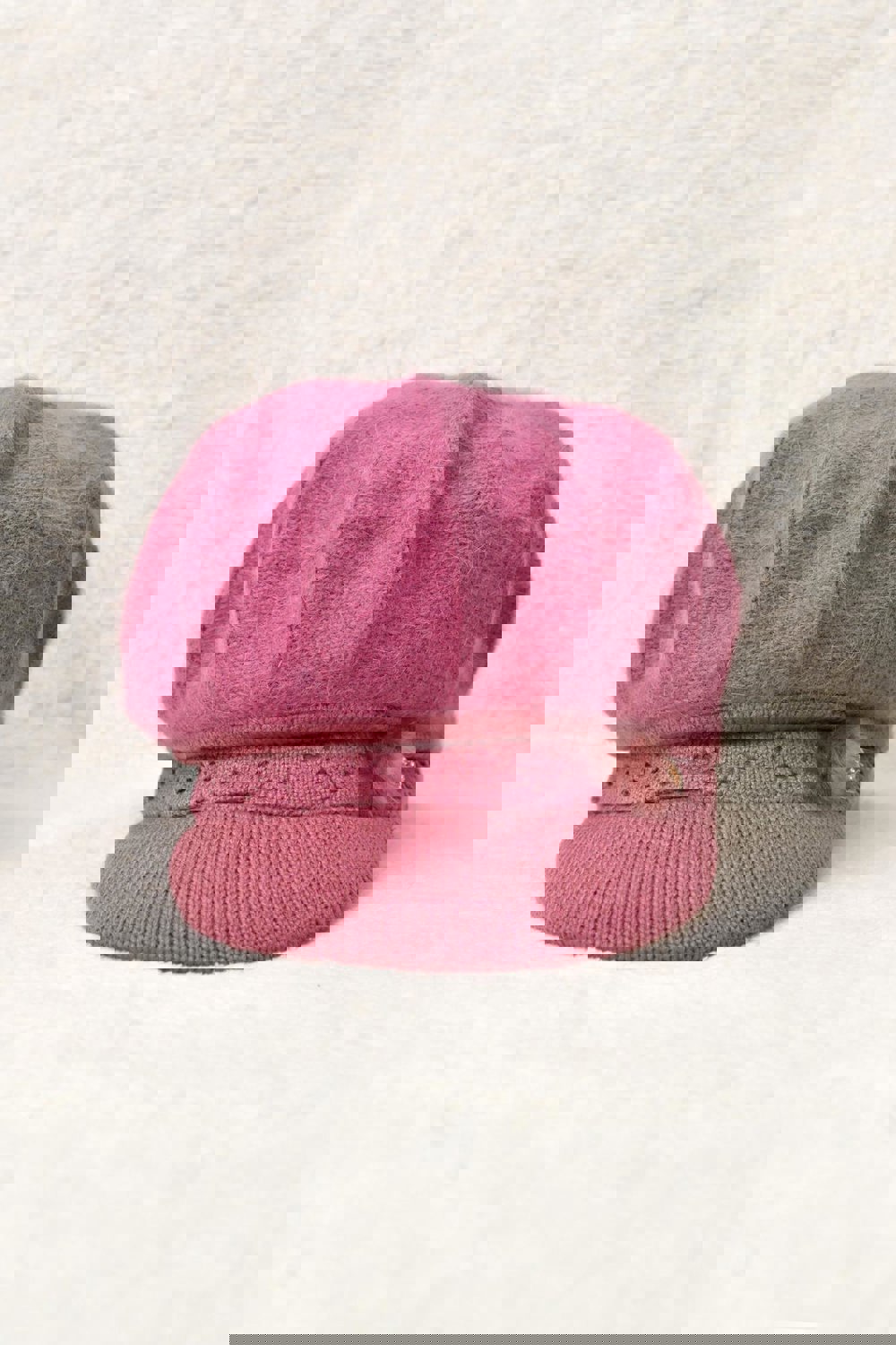 Γυναικείο πλεκτό καπέλο με γείσο και φουντάκι Σάπιο μήλο 22735 φωτογραφία