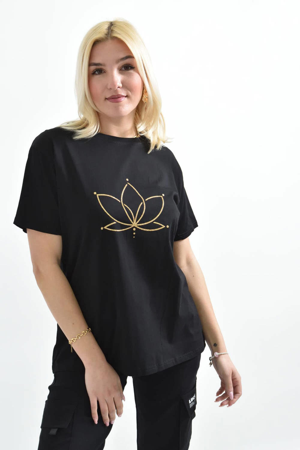 Γυναικείο T-shirt με χρυσό τύπωμα νούφαρο Μαύρο 26380 φωτογραφία