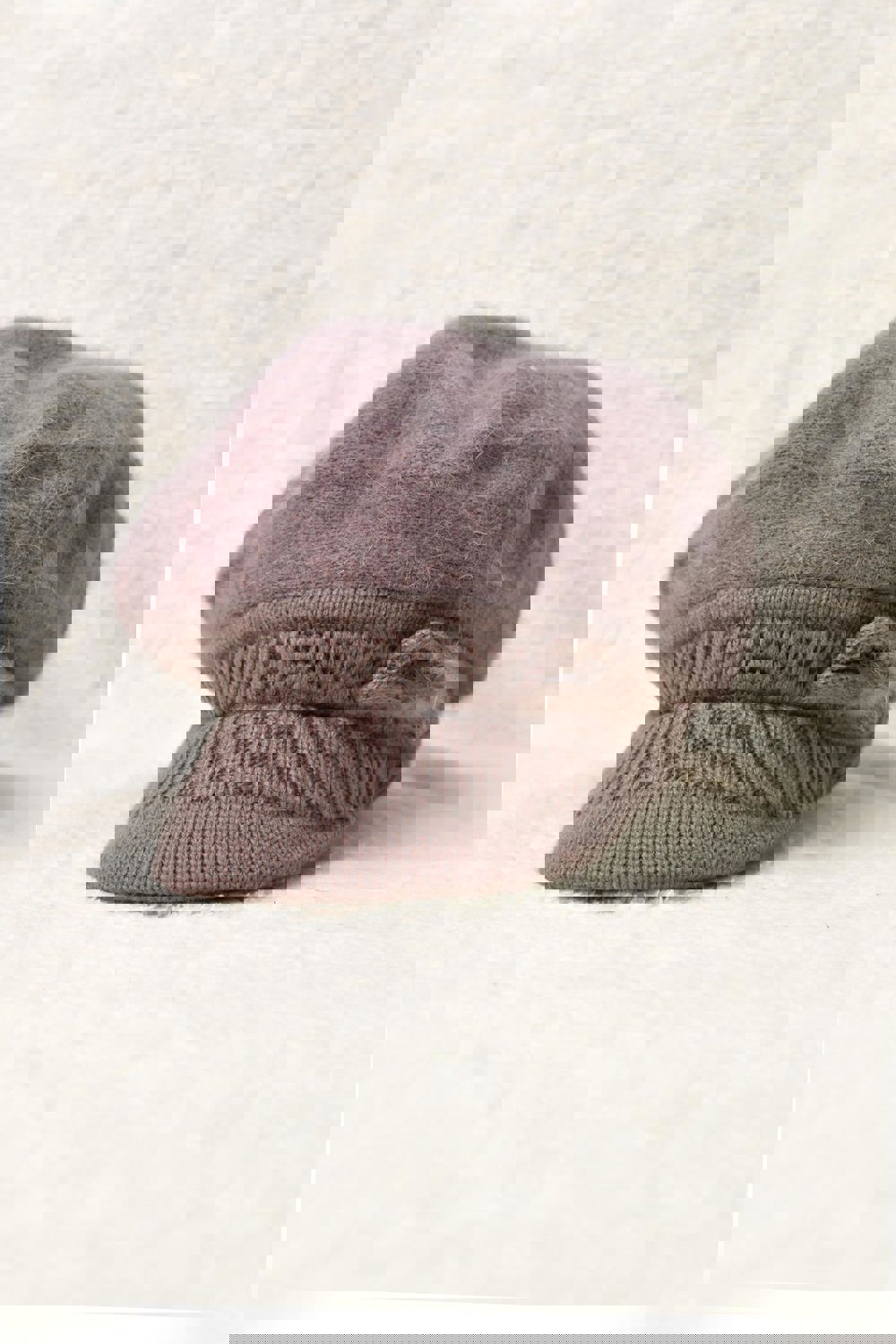 Γυναικείο πλεκτό καπέλο με γείσο και φουντάκι Πούρο 22741 φωτογραφία