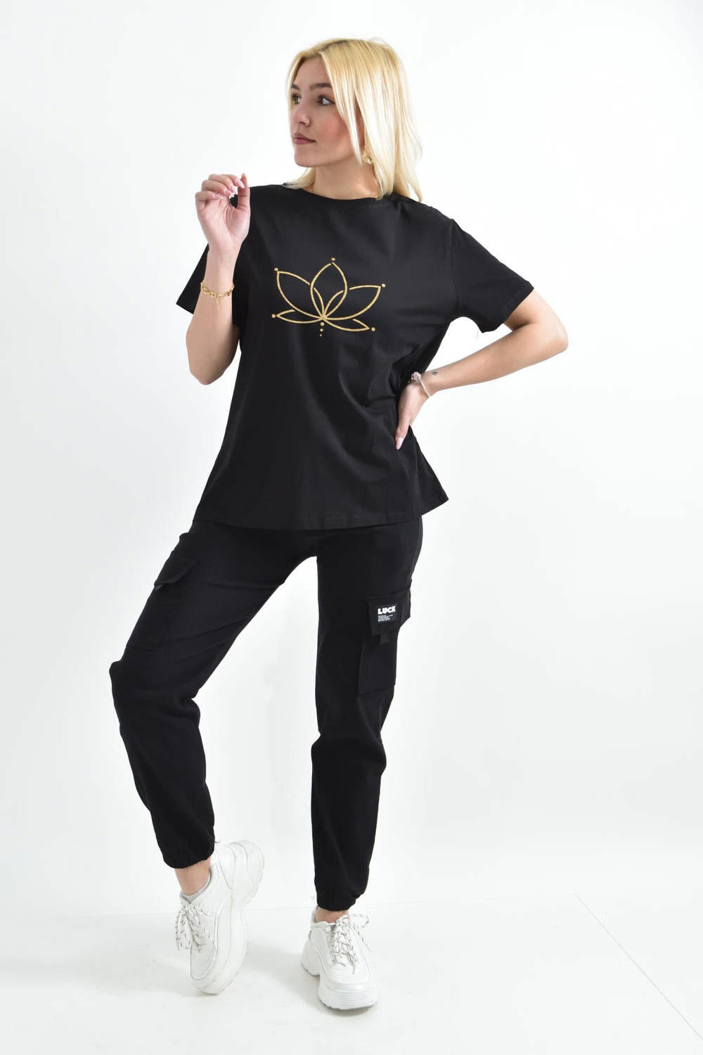 Γυναικείο T-shirt με χρυσό τύπωμα νούφαρο Μαύρο 26380 φωτογραφία