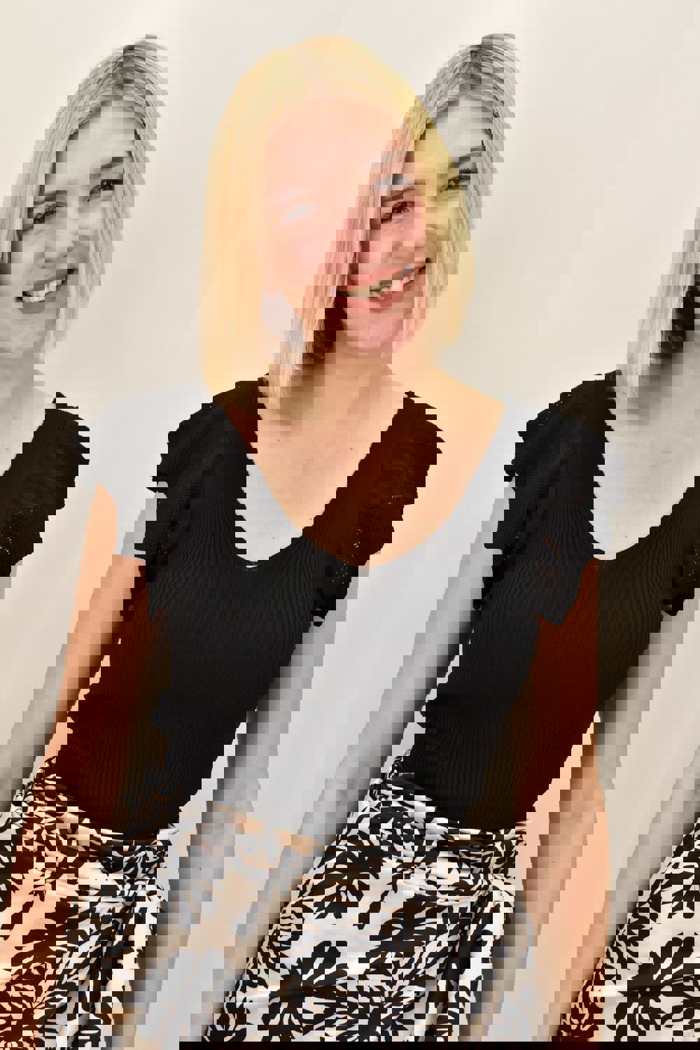 Γυναικείο τοπ με σχέδιο στο μανίκι Μαύρο 18980 φωτογραφία