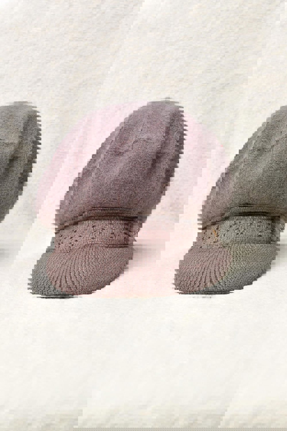 Γυναικείο πλεκτό καπέλο με γείσο και φουντάκι Πούρο 22734 φωτογραφία