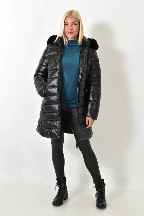 Γυναικείο μακρύ μεταλλικό μπουφάν με κουκούλα, γουνάκι και τσέπες σε μαύρο