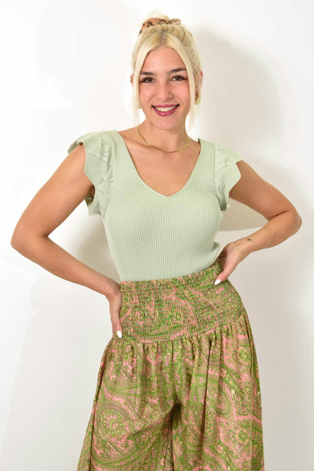 Γυναικείο τοπ με σχέδιο στο μανίκι Φυστικί 24982 φωτογραφία