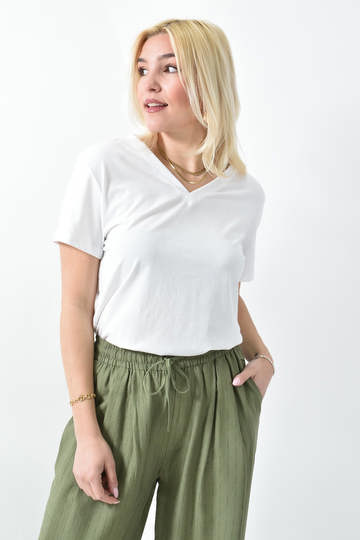  - Γυναικεία μονόχρωμη μπλούζα με V λαιμόκοψη και κοντό μανίκι σε λευκό