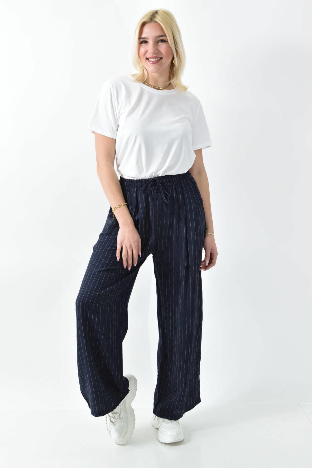 Μονόχρωμο T-shirt με στρόγγυλη λαιμόκοψη Λευκό 26409 φωτογραφία