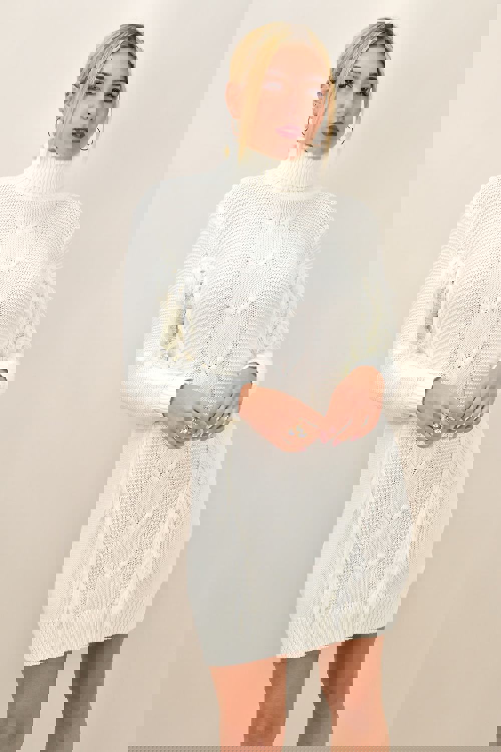 Γυναικείο πλεκτό φόρεμα με σχέδιο πλεξούδα και κρόσια Εκρού 8893 φωτογραφία