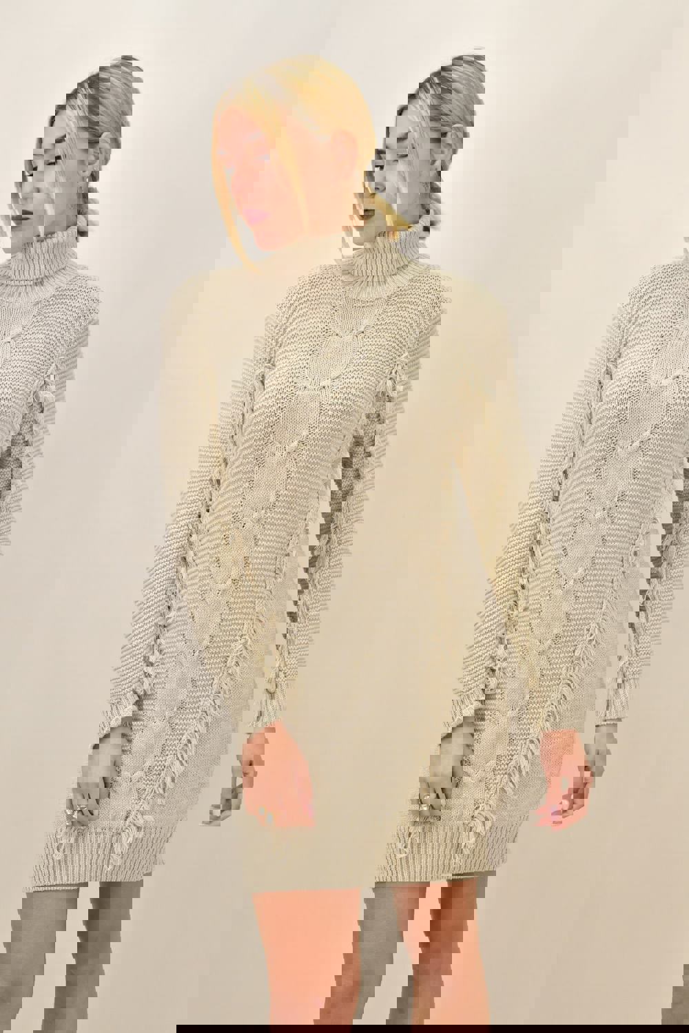 Γυναικείο πλεκτό φόρεμα με σχέδιο πλεξούδα και κρόσια Μπεζ 8885 φωτογραφία