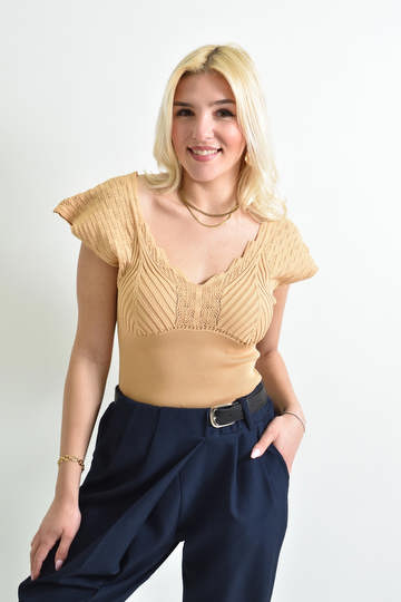  - Γυναικείο πλεκτό τοπ με V ντεκολτέ και ιδιαίτερα μανίκια, καλοκαιρινό σε μπεζ