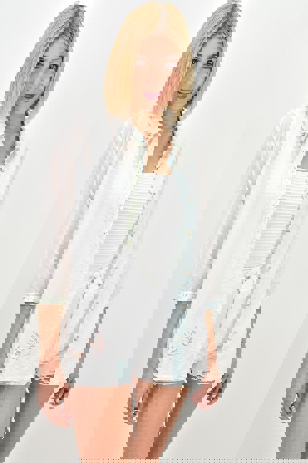 Γυναικείο πουκάμισο με κεντητές λεπτομέρειες Εκρού 19605 φωτογραφία