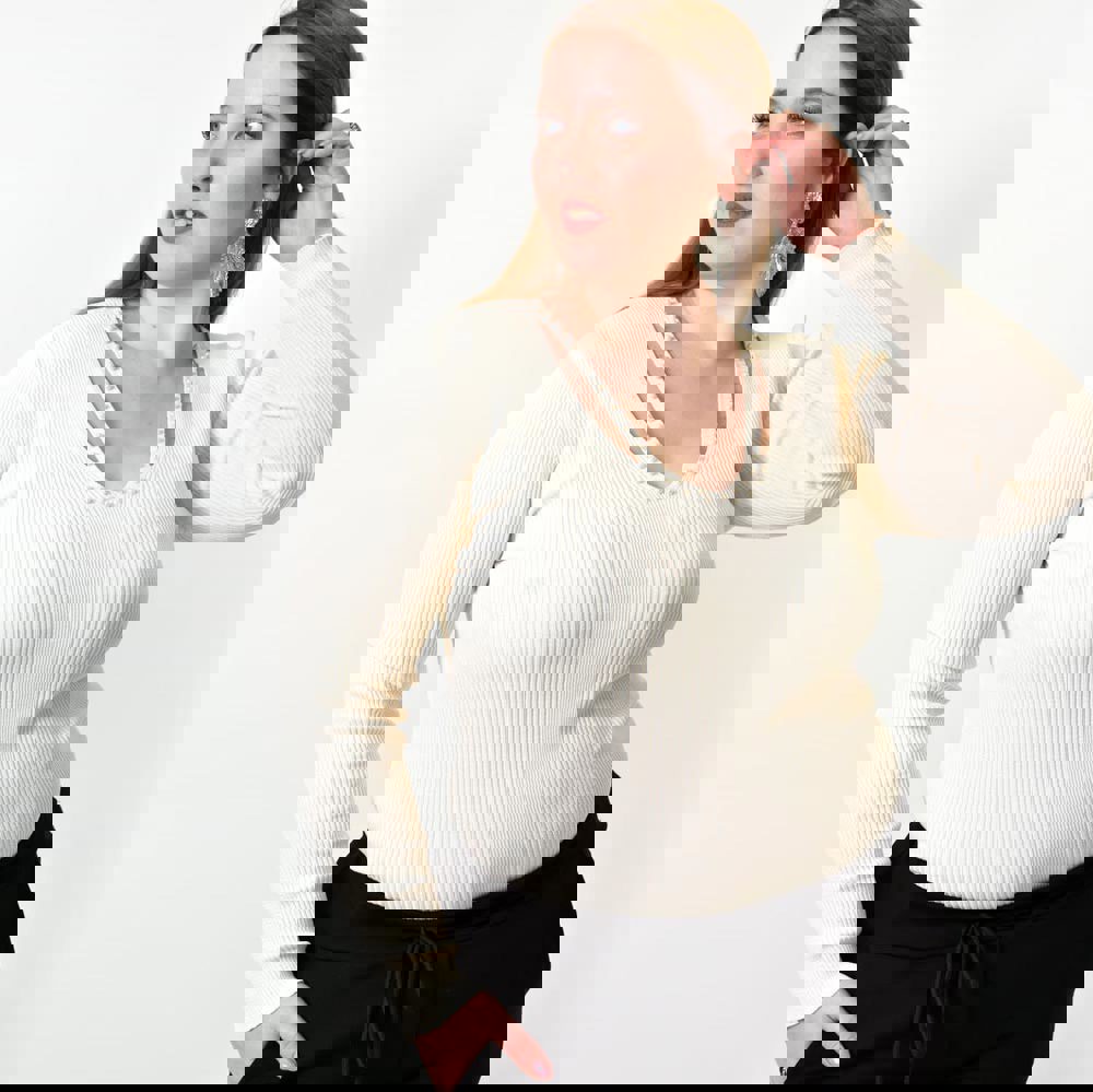 Γυναικείο Plus τοπ με άνοιγμα στο μπούστο και πέρλες Εκρού 21921