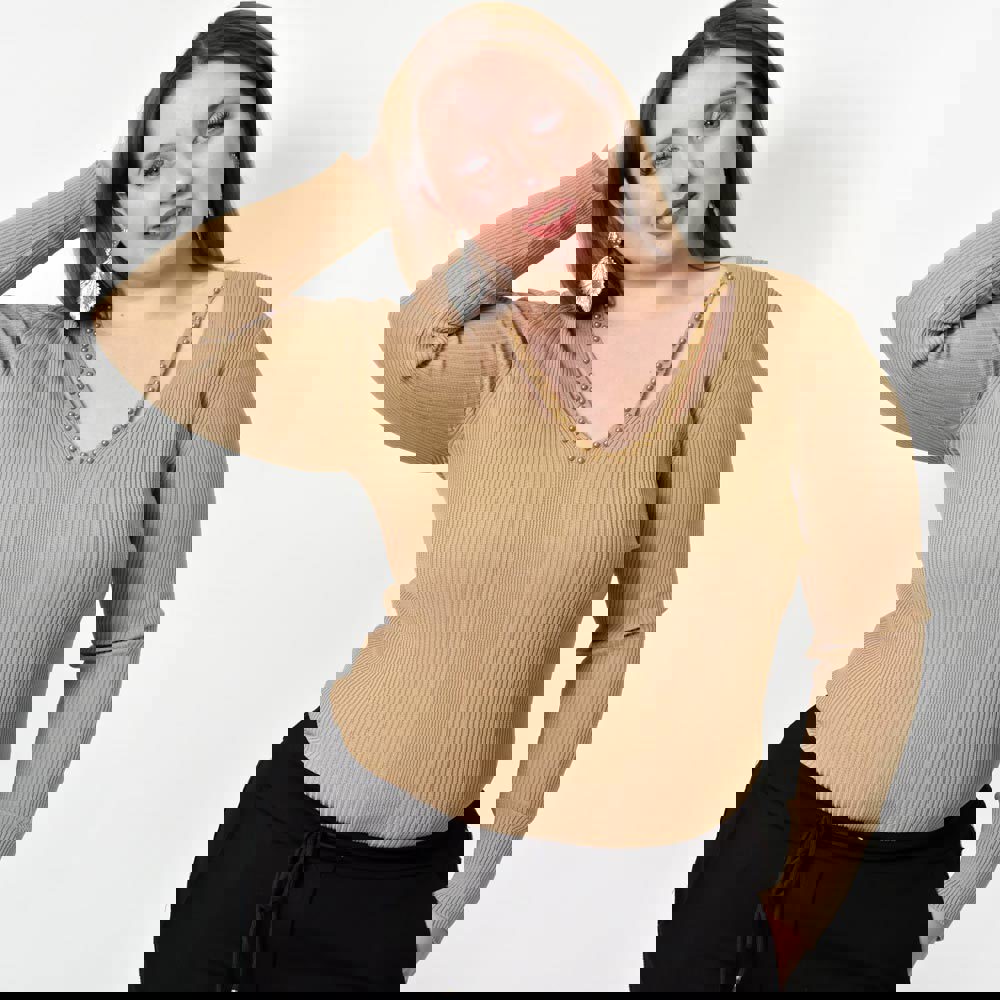 Γυναικείο Plus τοπ με άνοιγμα στο μπούστο και πέρλες Μπεζ 21917