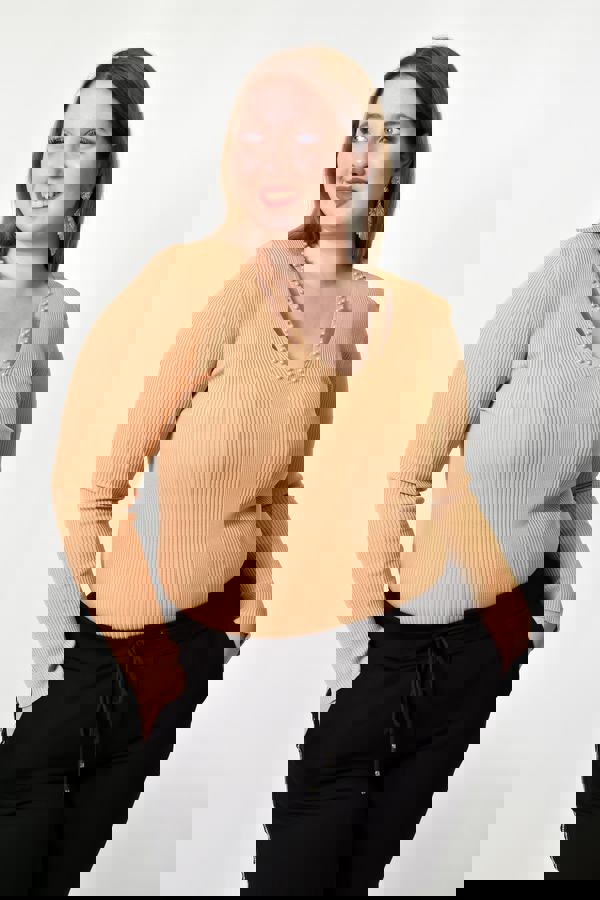  - Γυναικείο τοπ με άνοιγμα στο μπούστο και πέρλες σε μεγάλο μέγεθος μπεζ