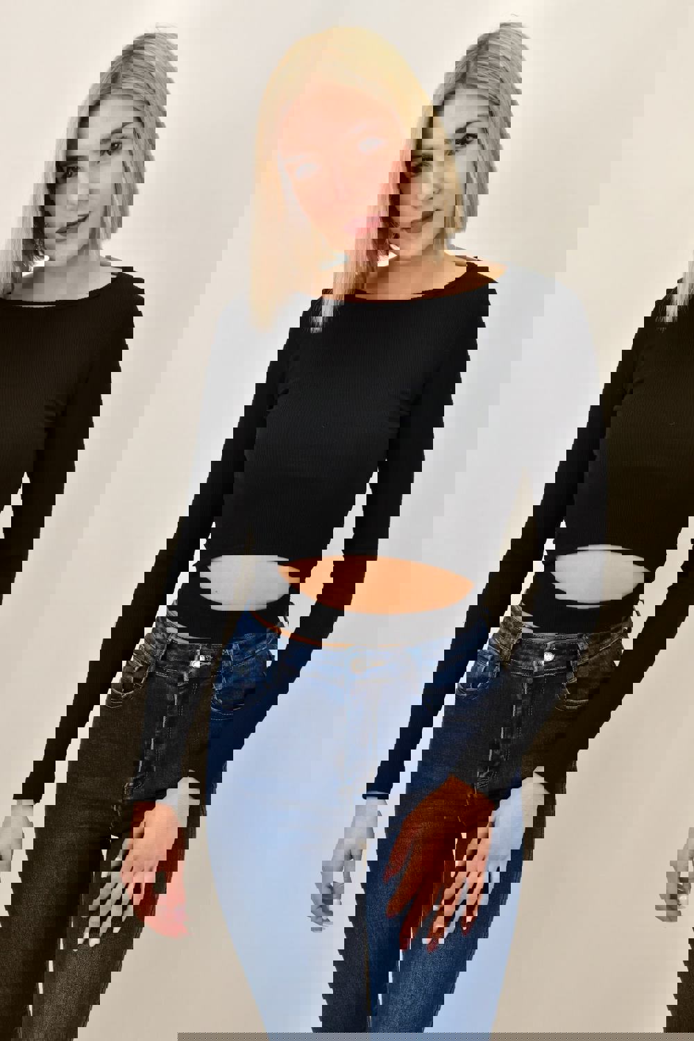 Γυναικείο τοπ με άνοιγμα στο τελείωμα Μαύρο 9070 φωτογραφία