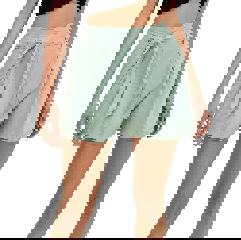 Γυναικείο υφασμάτινο σορτσάκι με ζώνη Μέντα 11531