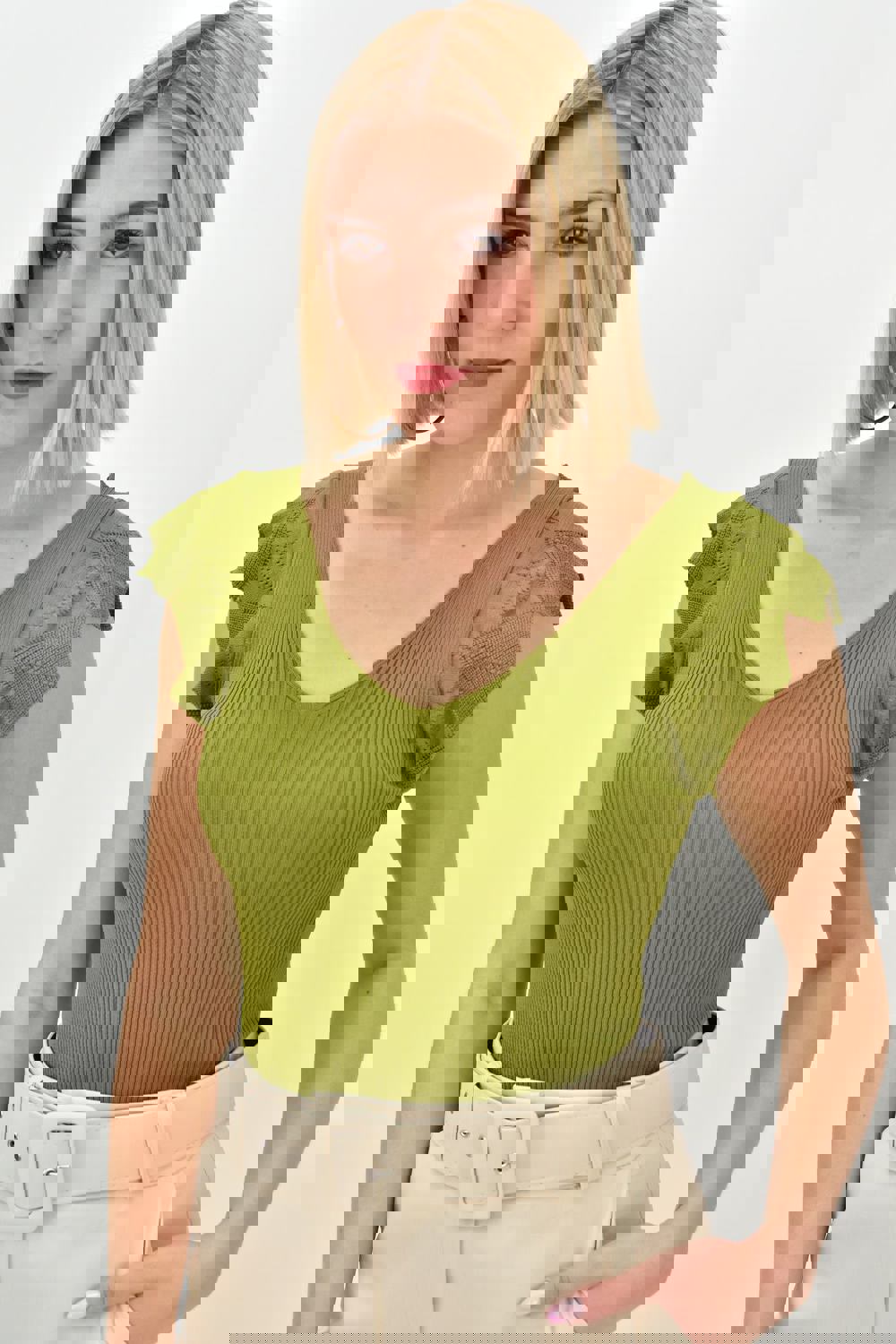 Γυναικείο τοπ με σχέδιο στο μανίκι Λαδί 19193 φωτογραφία