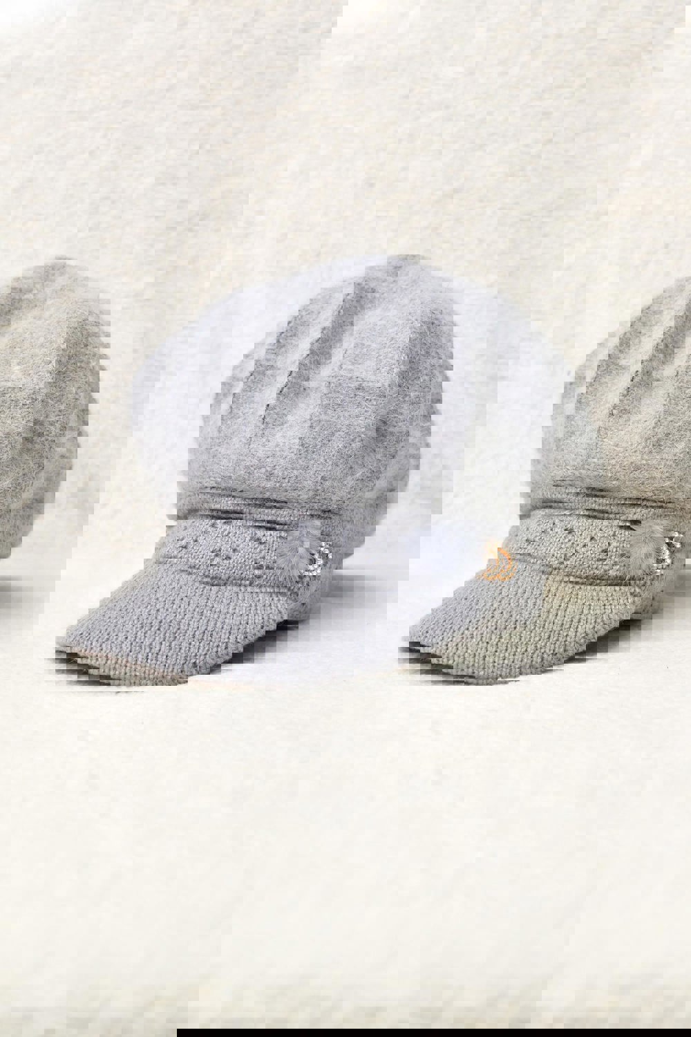 Γυναικείο πλεκτό καπέλο με γείσο και φουντάκι Γκρι 22732 φωτογραφία