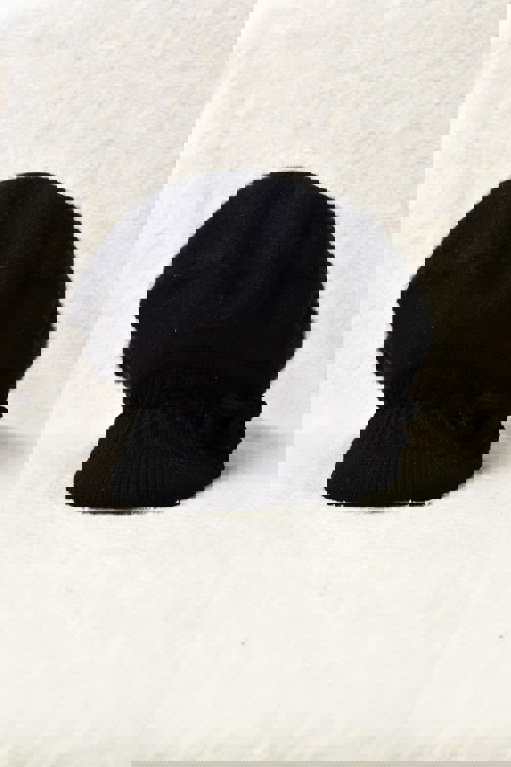 Γυναικείο πλεκτό καπέλο με γείσο και φουντάκι Μαύρο 22743 φωτογραφία