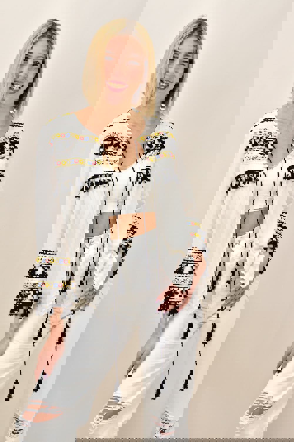 Zακέτα boho με φουντάκια και καθρεφτάκια Λευκό 13249 φωτογραφία