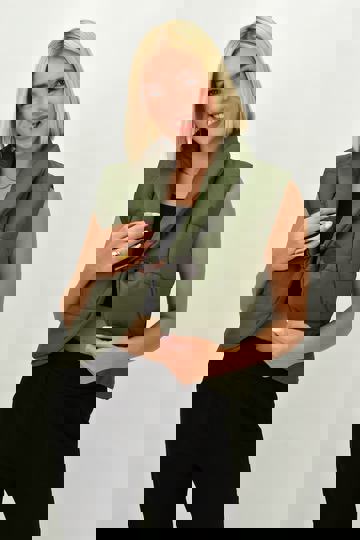  - Γυναικείο αμάνικο μπουφάν με κουμπί μοντγκόμερι λαδί