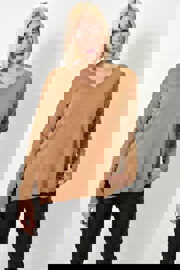  - Καφέ γυναικεία πλεκτή μπλούζα oversized, με V λαιμόκοψη. Καθημερινό look