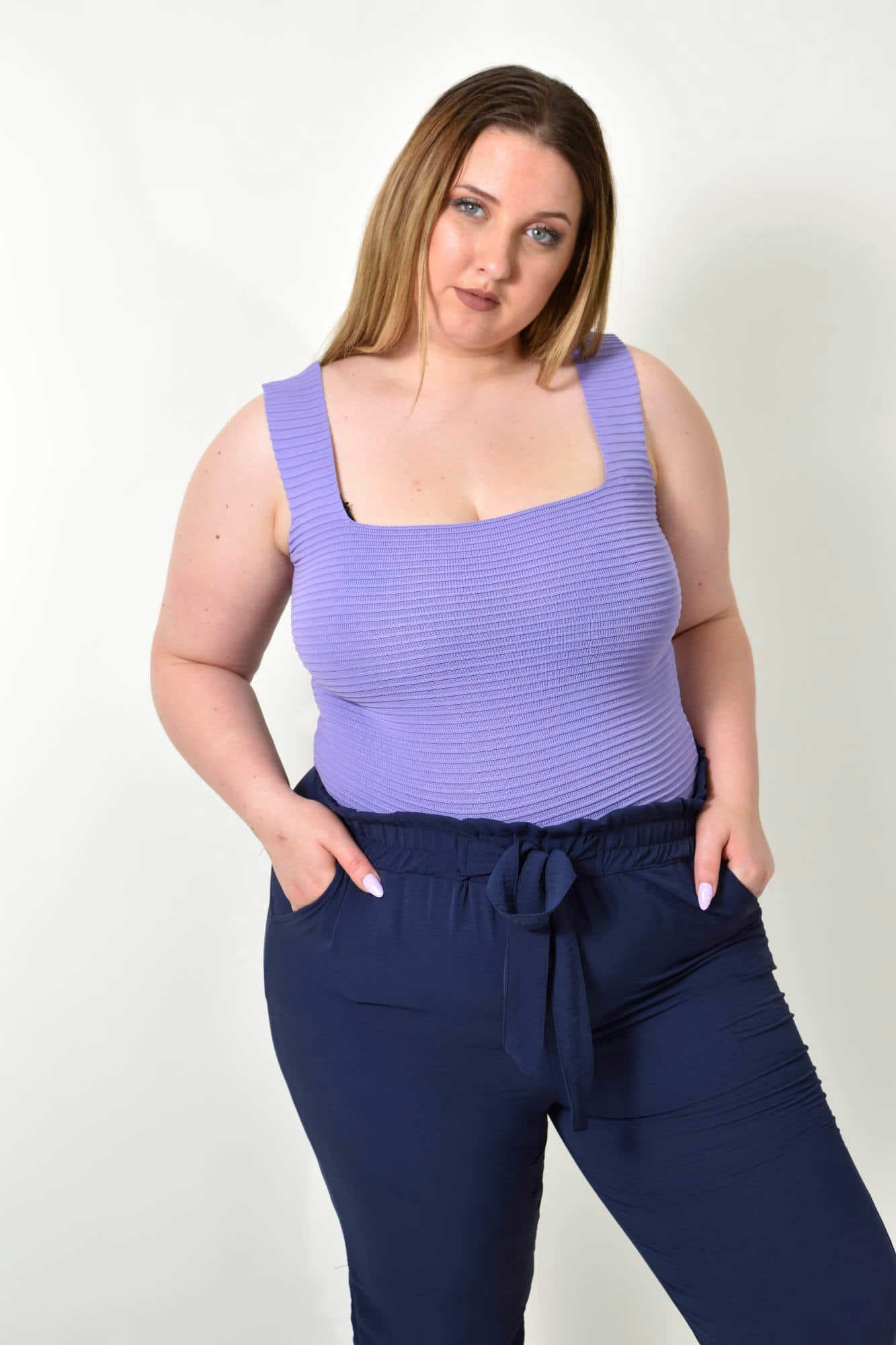 Γυναικείο Plus Size τοπ αμάνικο με ανάγλυφο σχέδιο Μωβ 24425