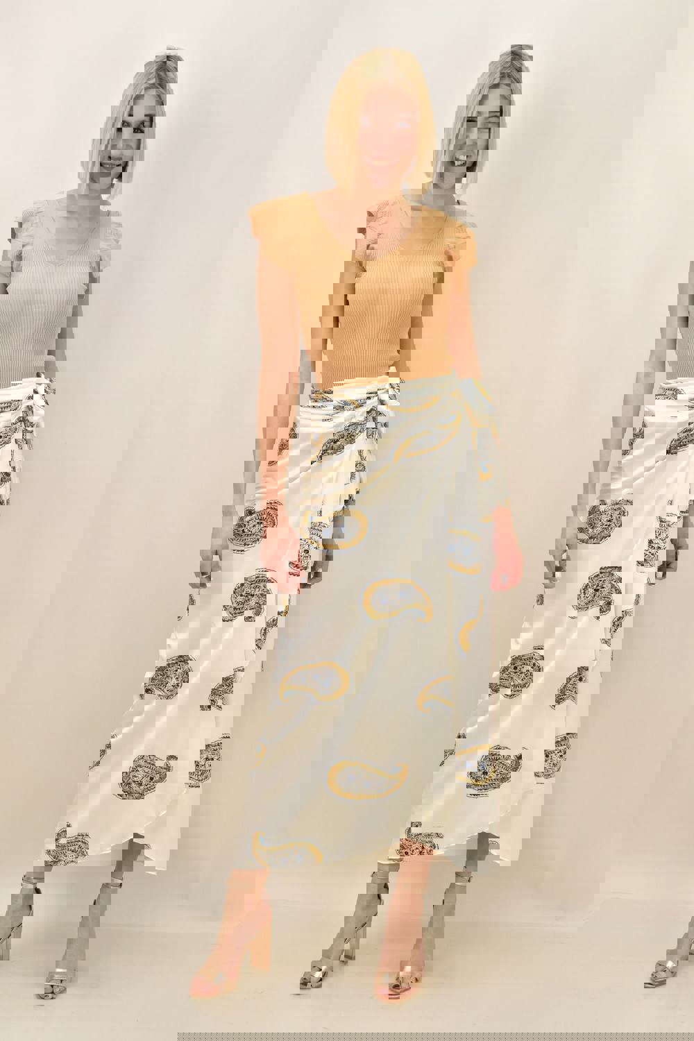 Γυναικείο τοπ με σχέδιο στο μανίκι Μπεζ 18981 φωτογραφία