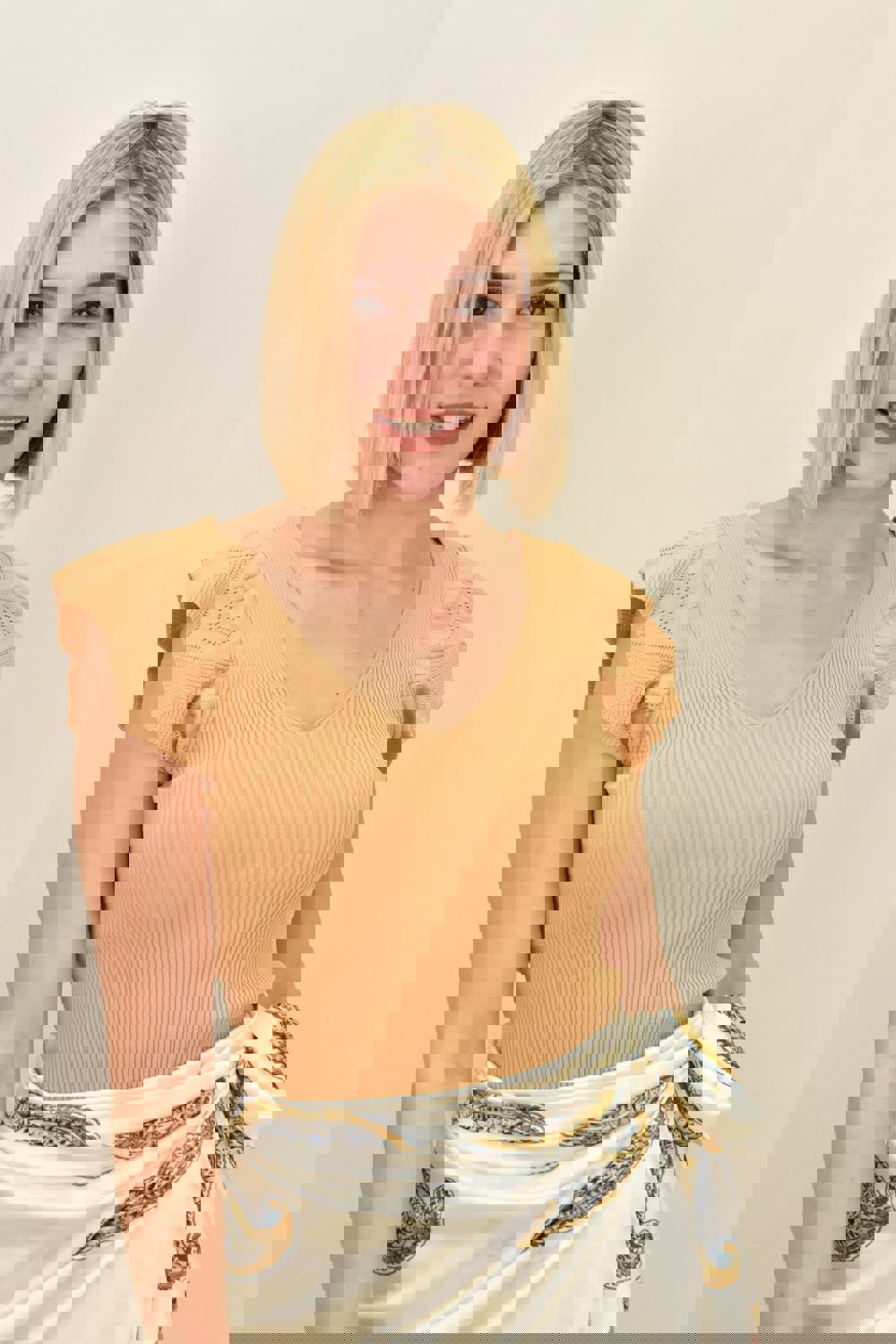 Γυναικείο τοπ με σχέδιο στο μανίκι Μπεζ 18981 φωτογραφία