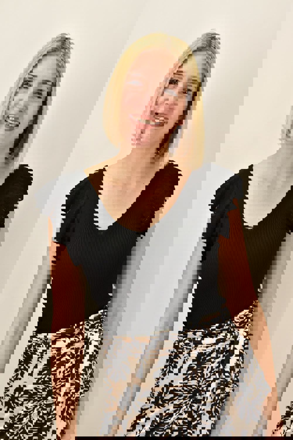 Γυναικείο τοπ με σχέδιο στο μανίκι Μαύρο 18980 φωτογραφία