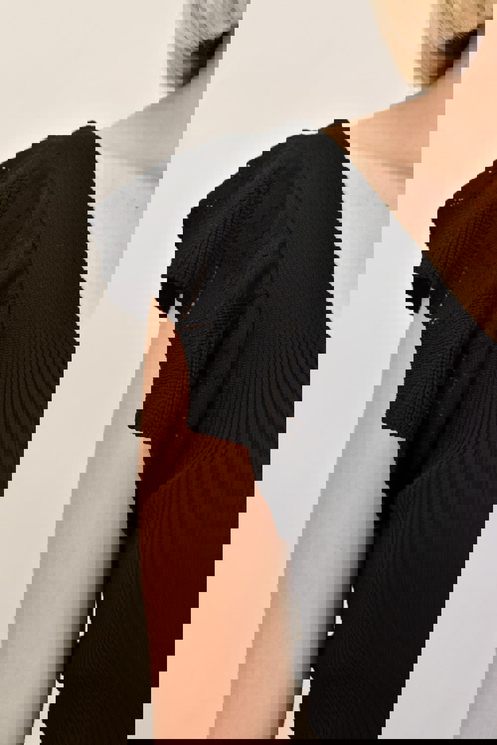 Γυναικείο τοπ με σχέδιο στο μανίκι Μαύρο 18980 φωτογραφία