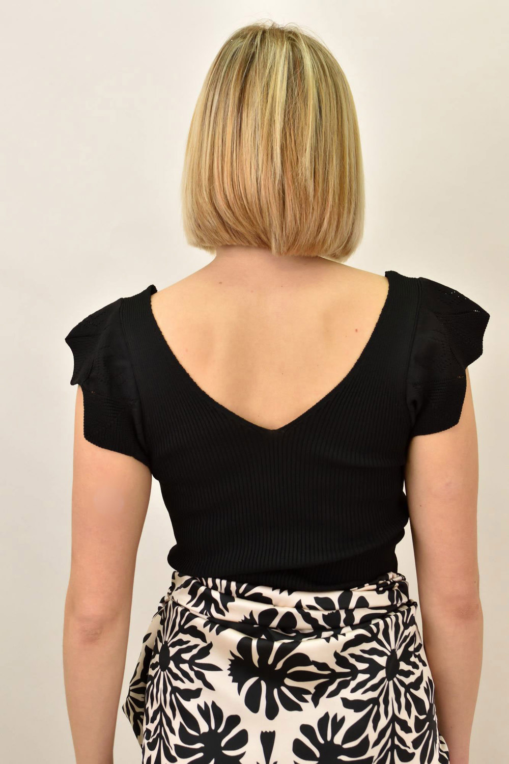 Γυναικείο τοπ με σχέδιο στο μανίκι Μαύρο 18980 φωτογραφία