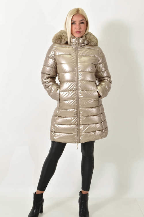 Γυναικείο μακρύ μεταλλικό μπουφάν με κουκούλα, γουνάκι και τσέπες σε χρυσό