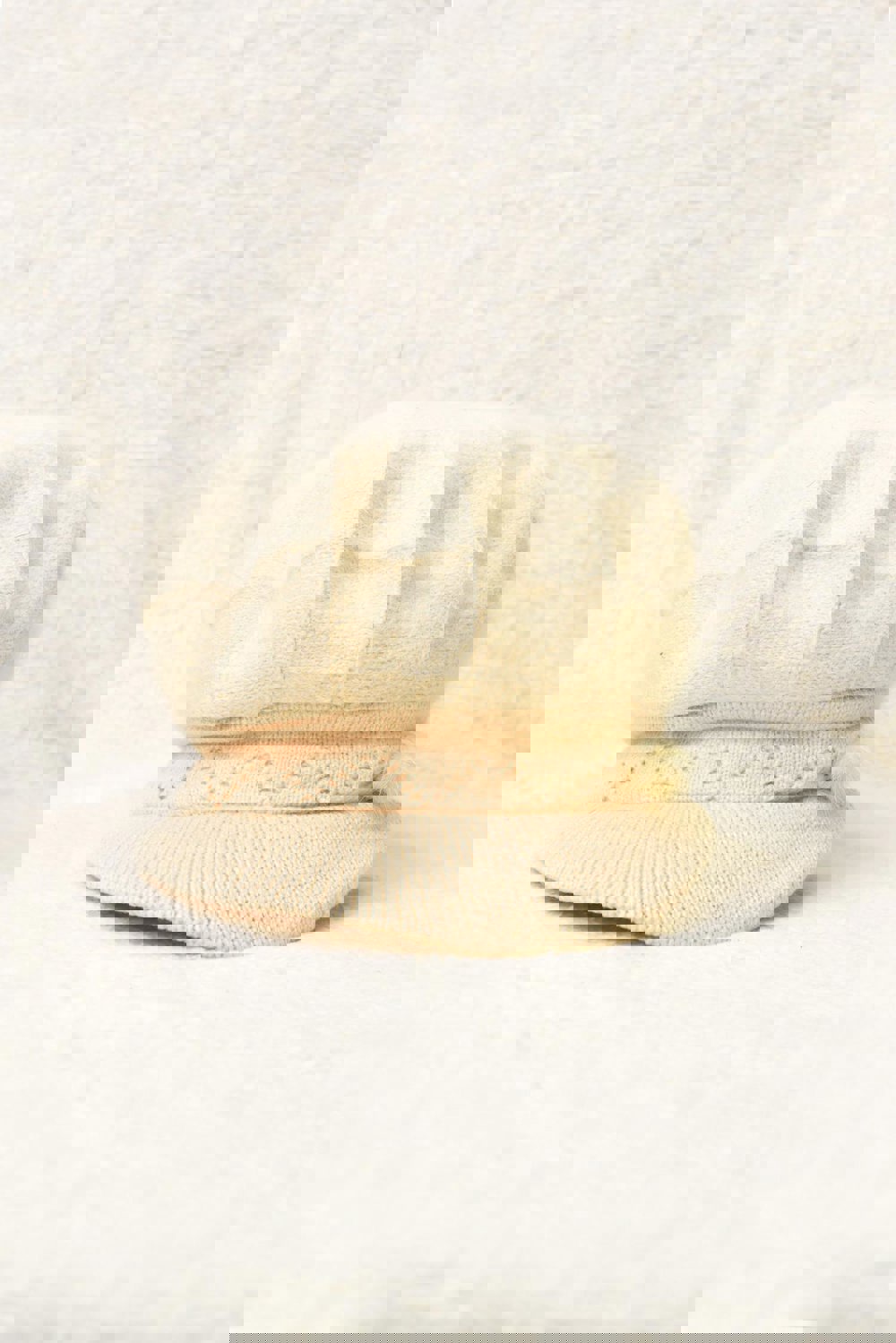 Γυναικείο πλεκτό καπέλο με γείσο και φουντάκι Εκρού 22733 φωτογραφία