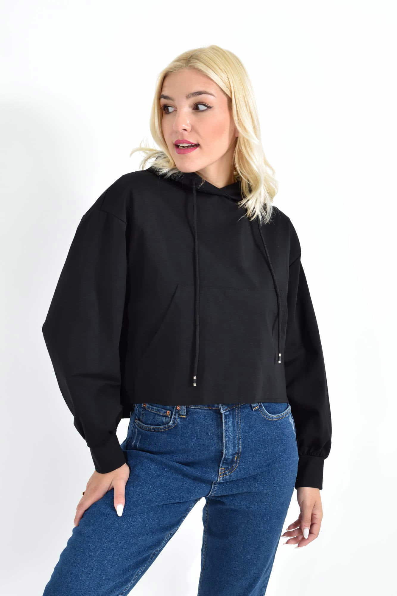 Γυναικείο Cropped Hoodie με Μαύρα Κορδόνια Και Τσέπες Μαύρο 27086
