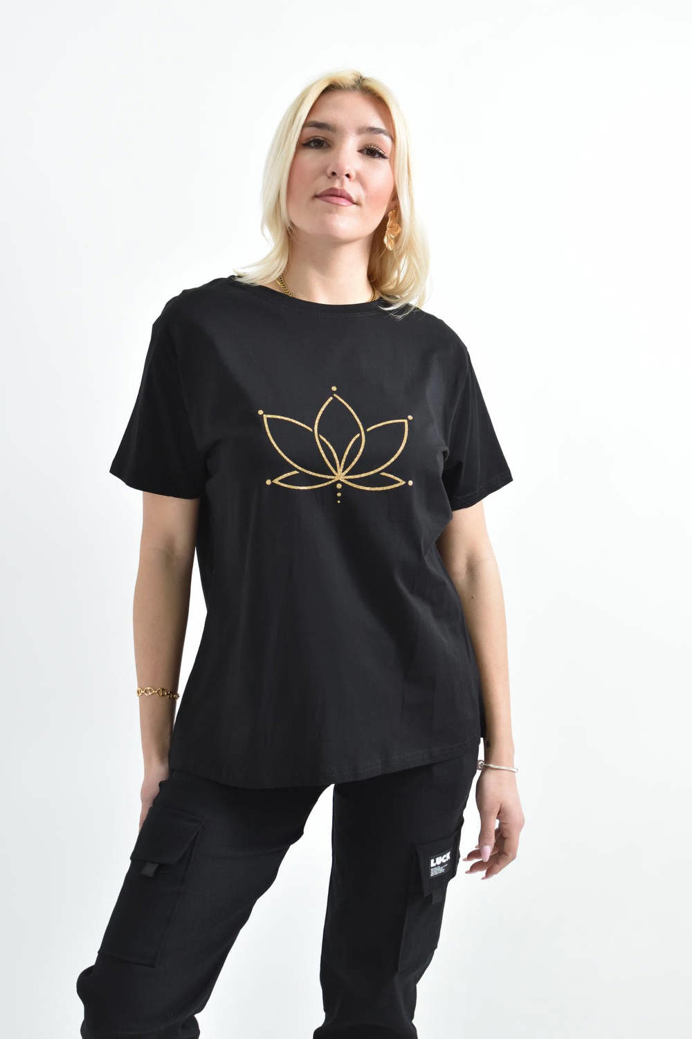 Γυναικείο T-shirt με χρυσό τύπωμα νούφαρο Μαύρο 26380 φωτογραφία